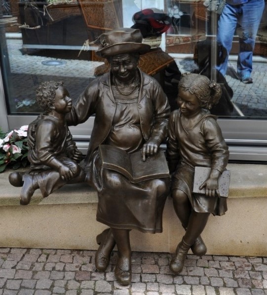 Оживи памятник внуки с бабушкой.jpg